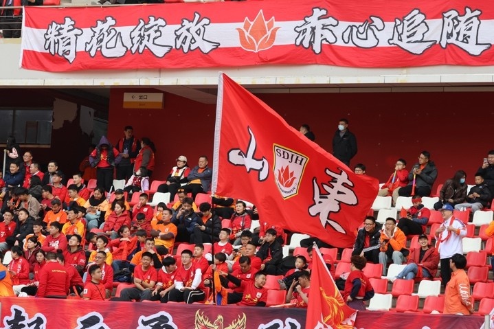 主場上萬名球迷的吶喊助威,給山東體彩女足征戰女超增添了能量與動力